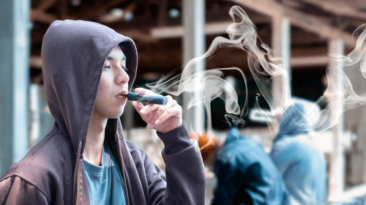 Sanidad en España va por los cigarrillos electrónicos desechables