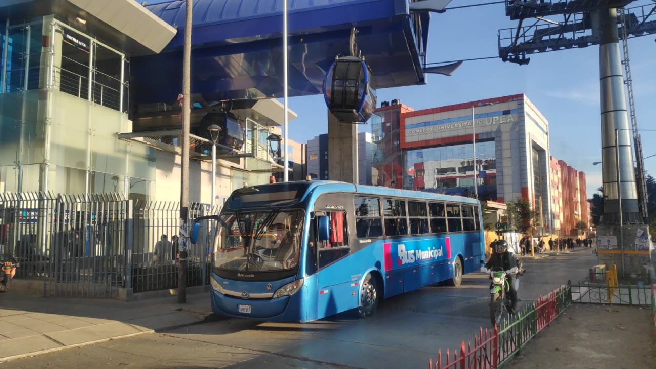 Una treintena de buses municipales llevarán a hinchas al estadio Titán para el partido Bolivia vs Colombia