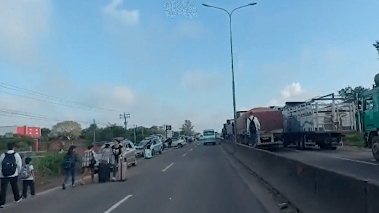 Bloquean la carretera Santa Cruz – Cochabamba exigiendo pago de sus sueldos