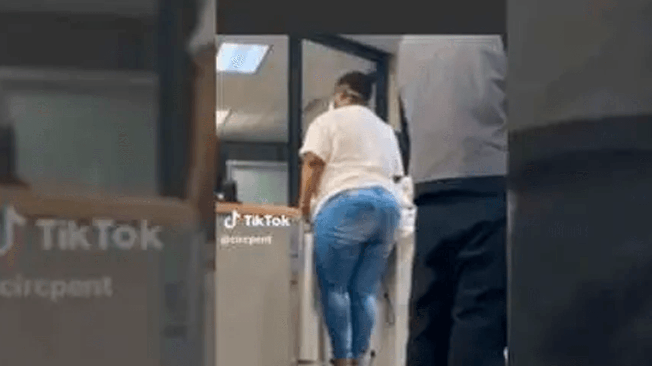 Pasajera tuvo que pesarse en la báscula antes de abordar el avión