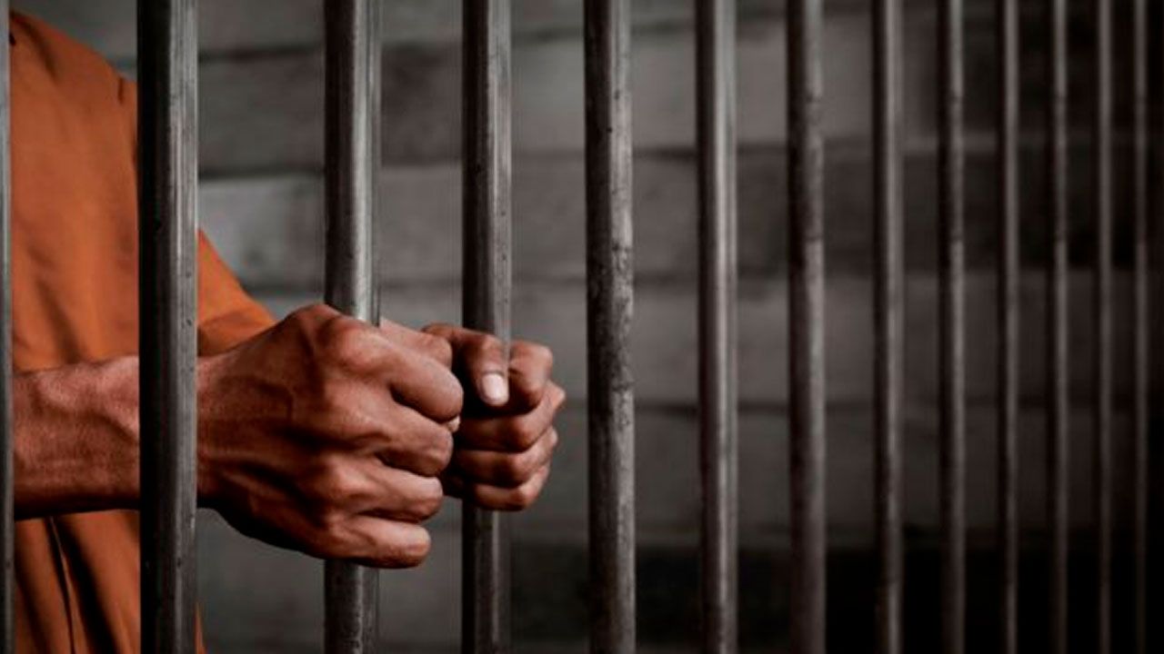 Sentencian a 30 años a español por delitos contra menor en Santa Cruz