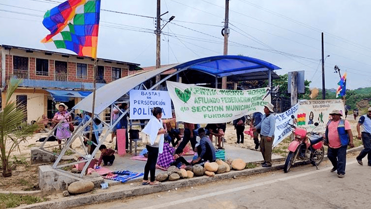 Evistas se movilizan y amenazan con bloquear la carretera Cochabamba-Santa Cruz ante posible aprehensión de Morales