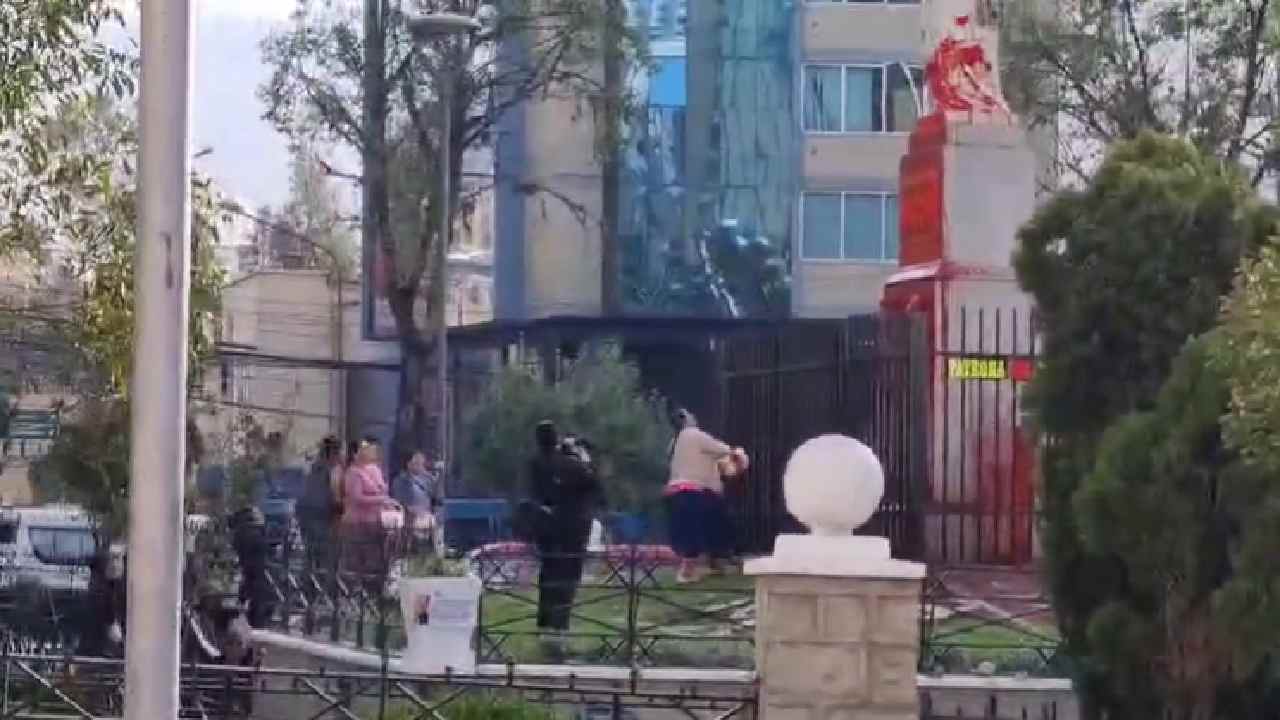 Colectivo "mujeres creando" lanza pintura roja al monumento en protesta contra el colonialismo