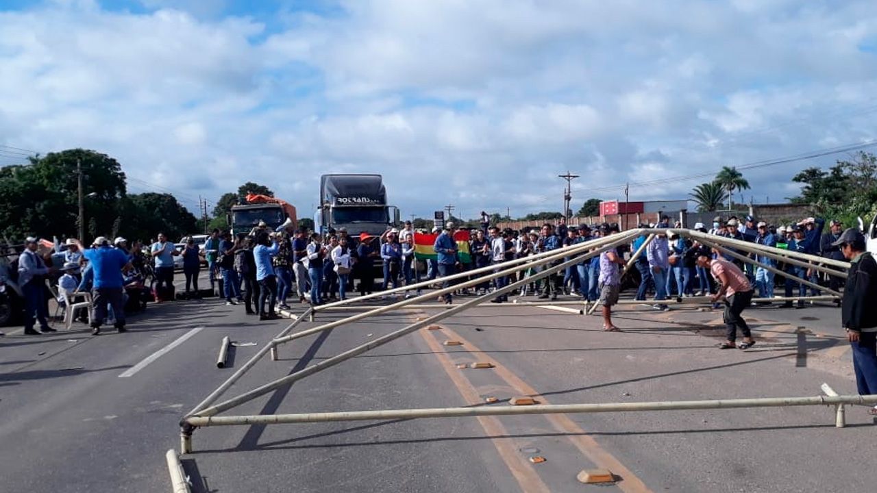 Trabajadores de Fassil dan cuarto intermedio en el bloqueo en la carretera Santa Cruz – Cochabamba