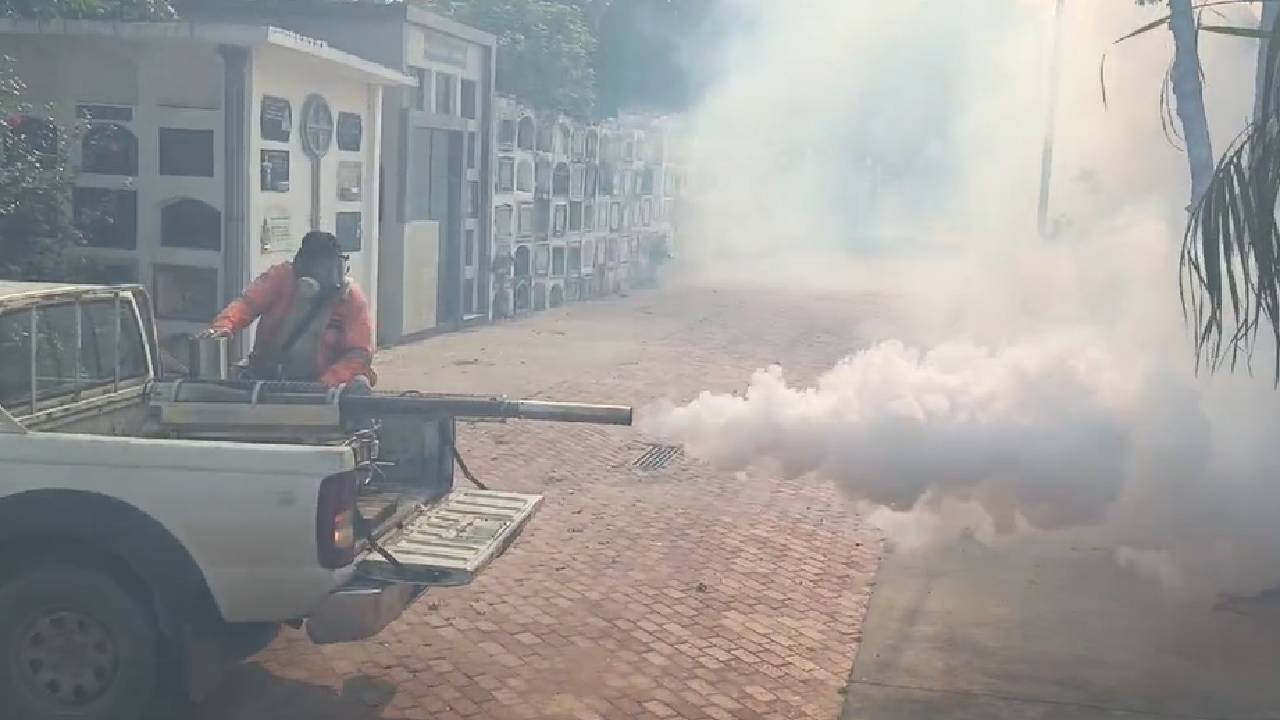 Continúa el plan de Todos Santos con limpieza y fumigación en cementerios cruceños