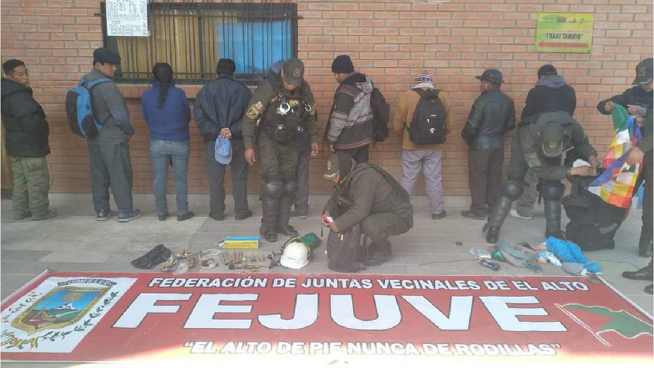 Aprehenden a presuntos dirigentes de la FEJUVE el Alto por intento de bloqueo en la carretera La paz - Oruro