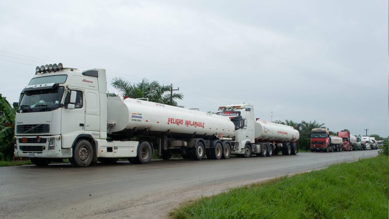 Más de 500 cisternas varadas en bloqueos presentan grave riesgo de fuga de combustible