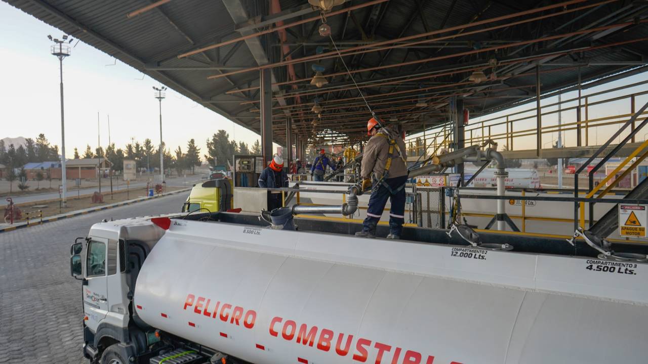 YPFB despacha 1,5 MM de litros de gasolina a Senkata para La Paz y El Alto