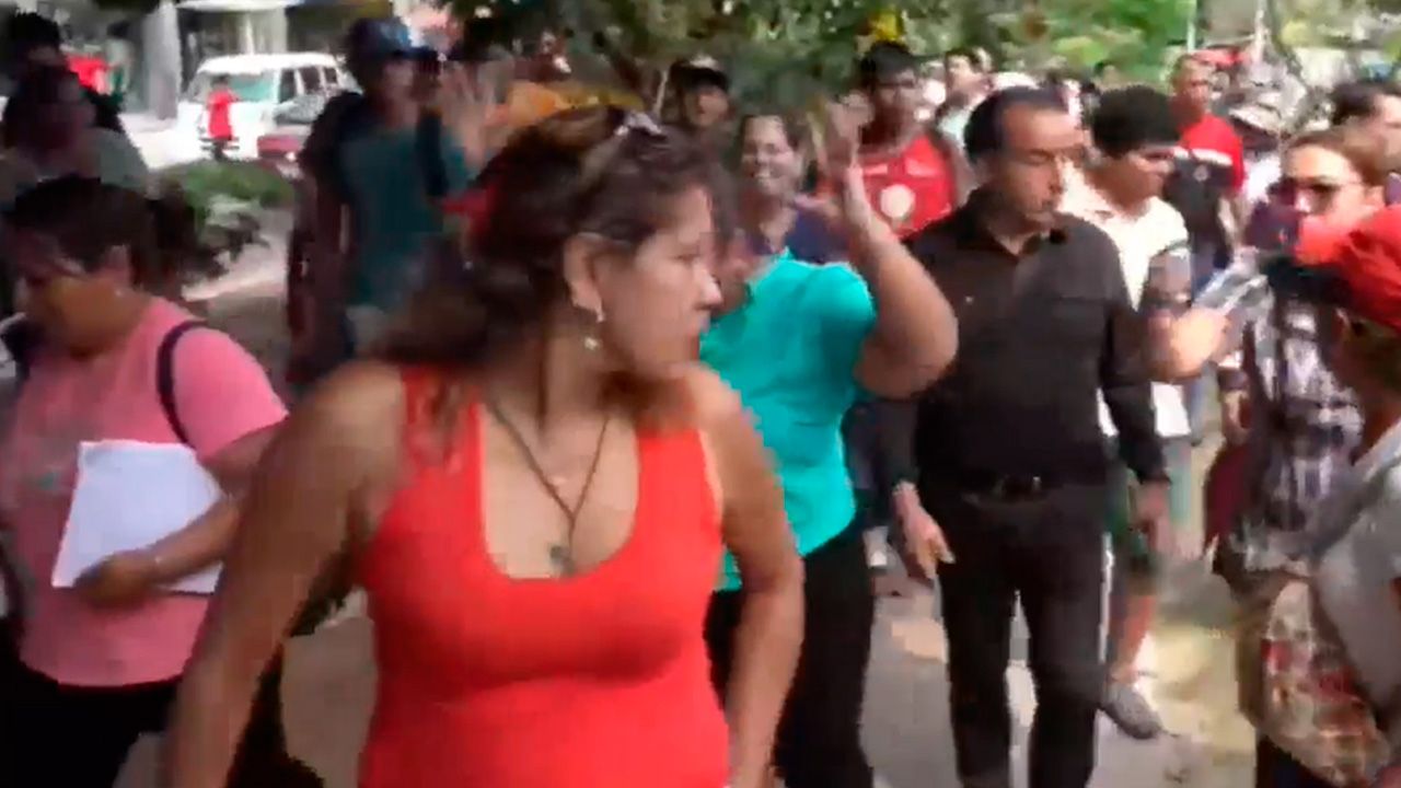 Protesta por aumento en tarifas de luz termina en enfrentamiento frente a la CRE