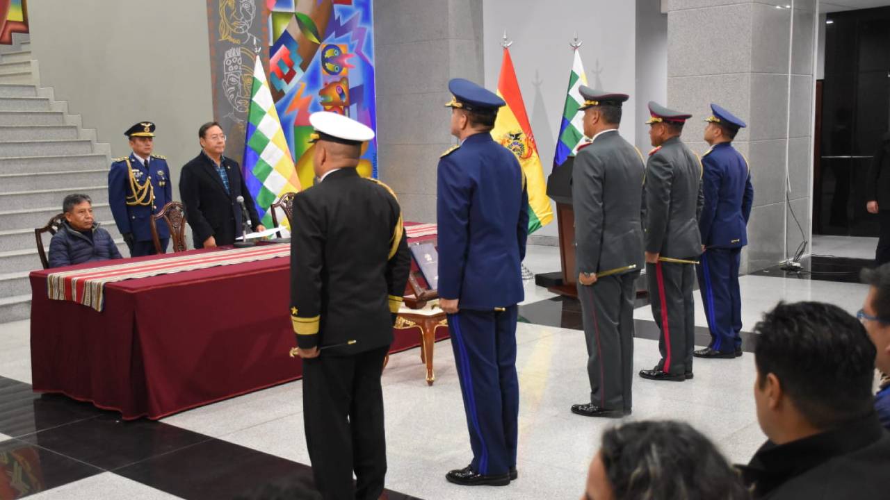 El presidente Luis Arce posesiona a un nuevo Alto Mando Militar
