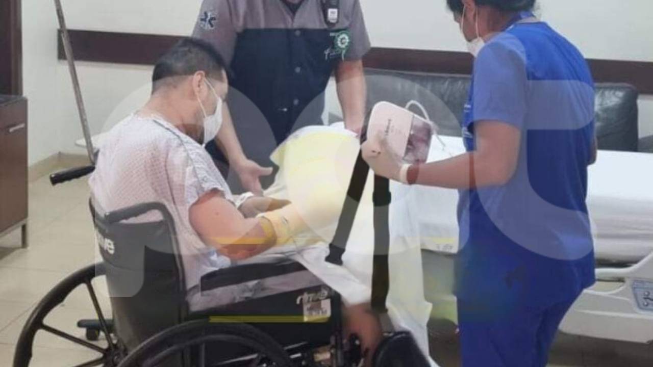 El colla abandonó la clínica Foianini para cumplir su arresto domiciliario con escolta policial