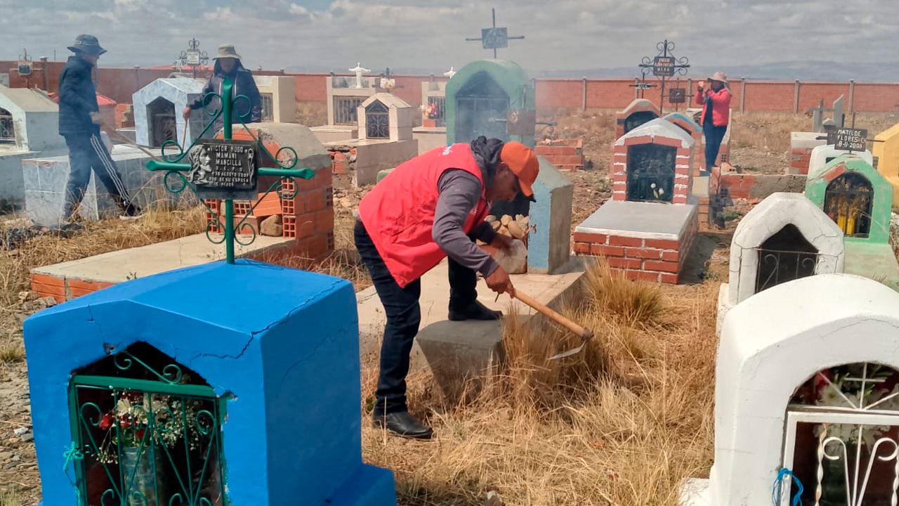 Subalcaldía de El Alto prepara cementerios rurales para recibir Todos Santos