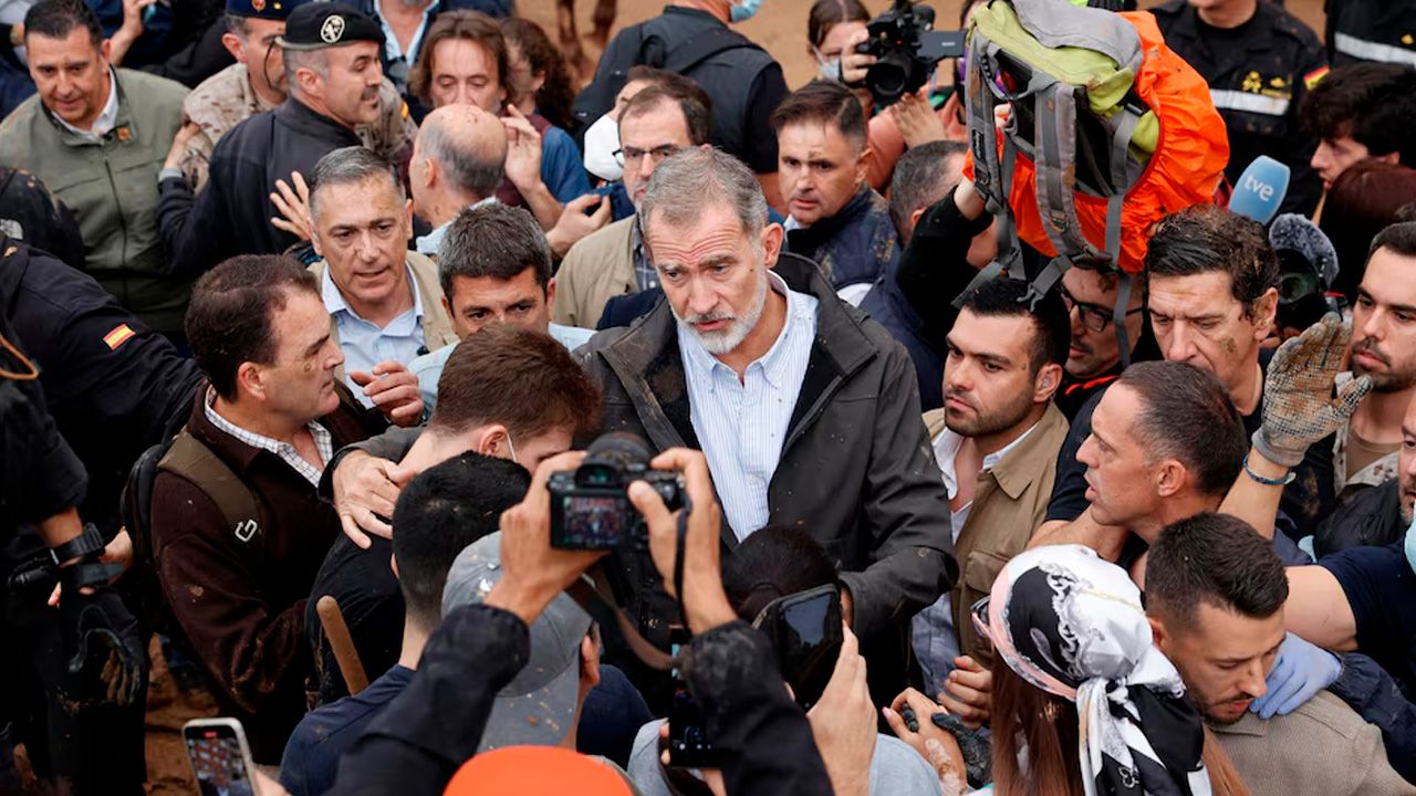Tensión en Paiporta durante la visita de los Reyes y Pedro Sánchez a la zona afectada por la DANA