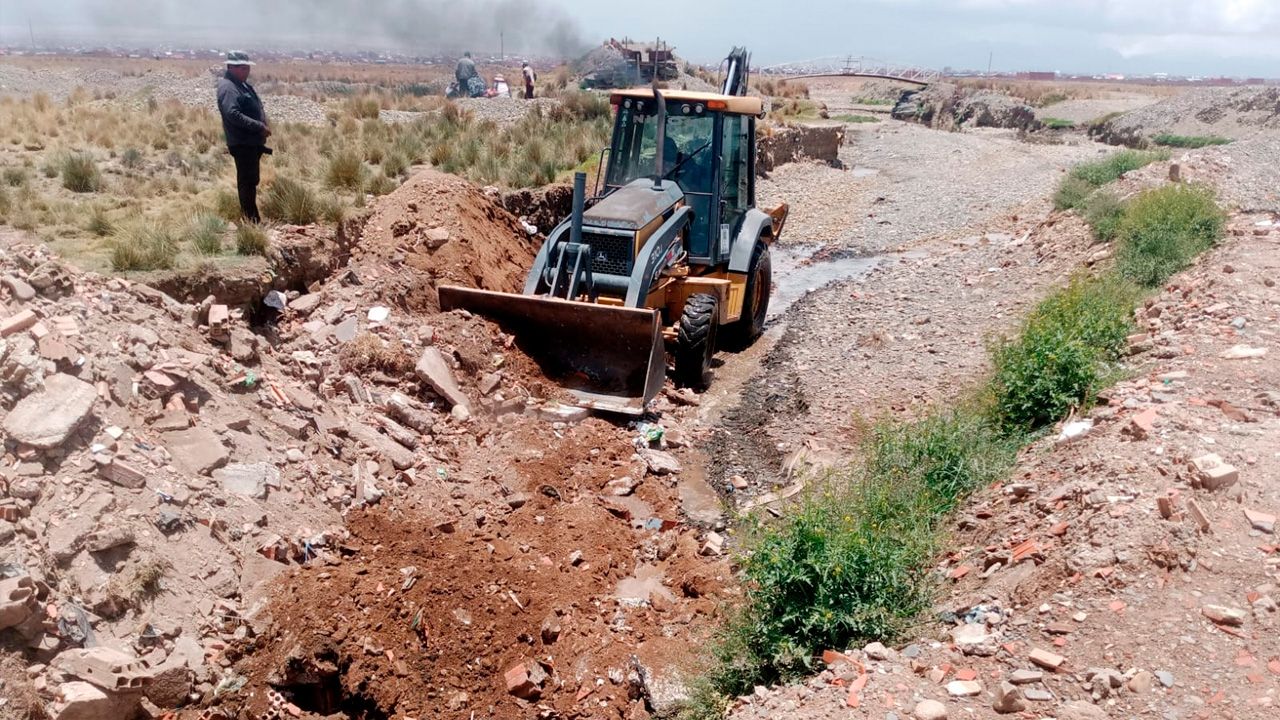 Limpieza del río S’eke para prevenir desbordes en el Distrito Rural 11