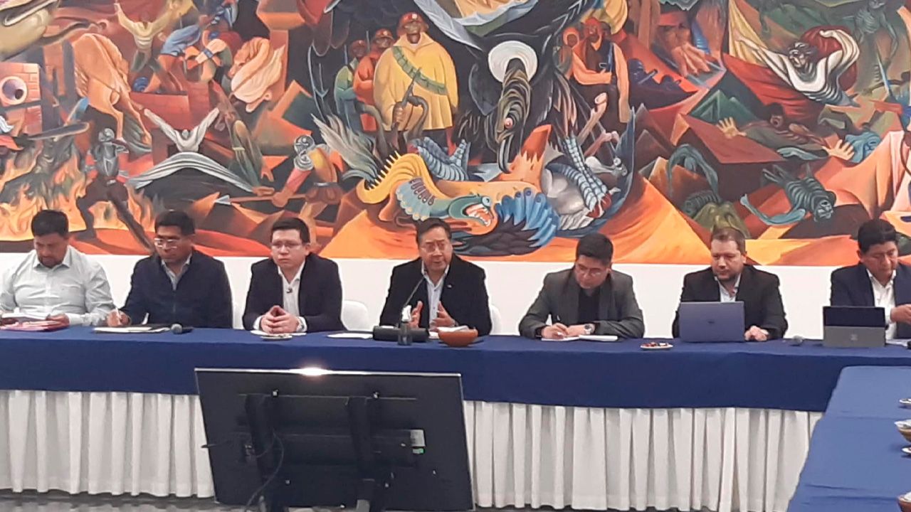 Arce y sectores productivos buscan solución al desabastecimiento de combustible y alimentos en reunión clave