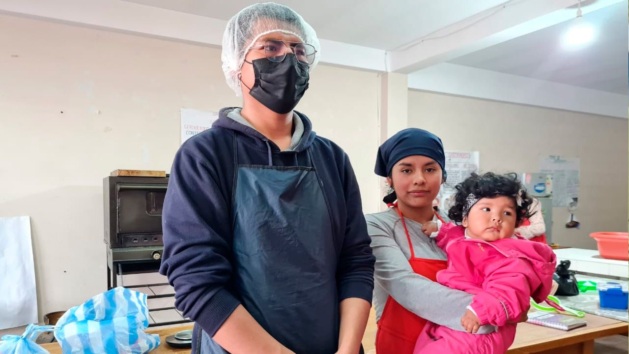 Familia alteña emprende juntos en la gastronomía y rompe esquemas con su pasión por la repostería