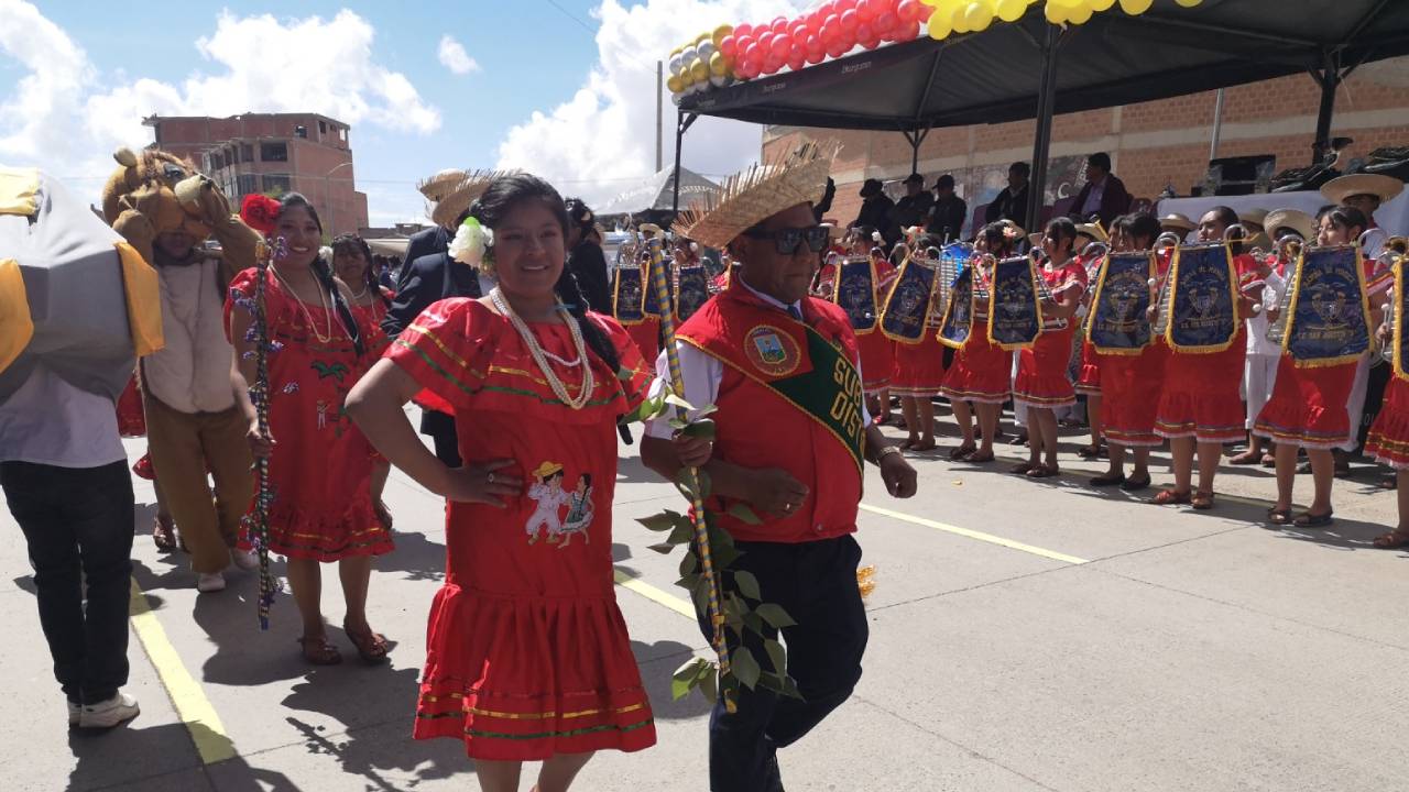 Jóvenes del distrito 8 celebran la cultura boliviana en el primer "Festi Joven 2024"