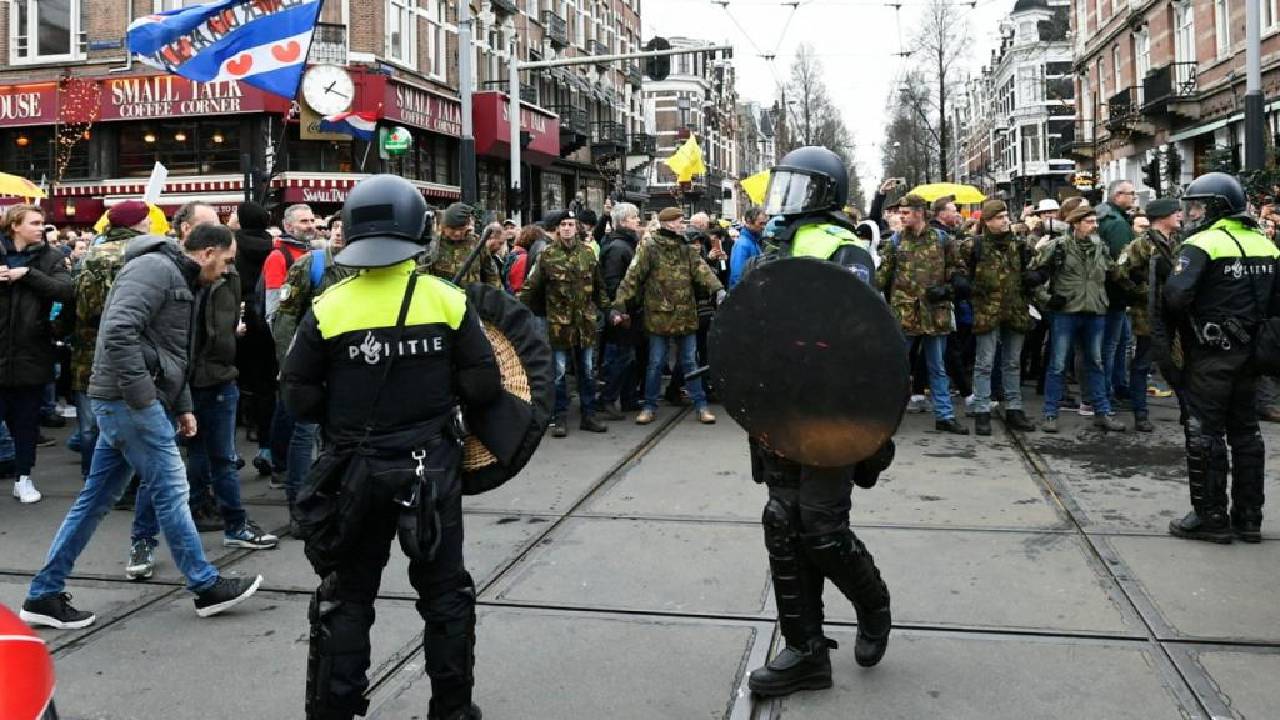 La Policía de Países Bajos detiene a un centenar de manifestantes propalestinos en Ámsterdam pese a prohibición de protestas