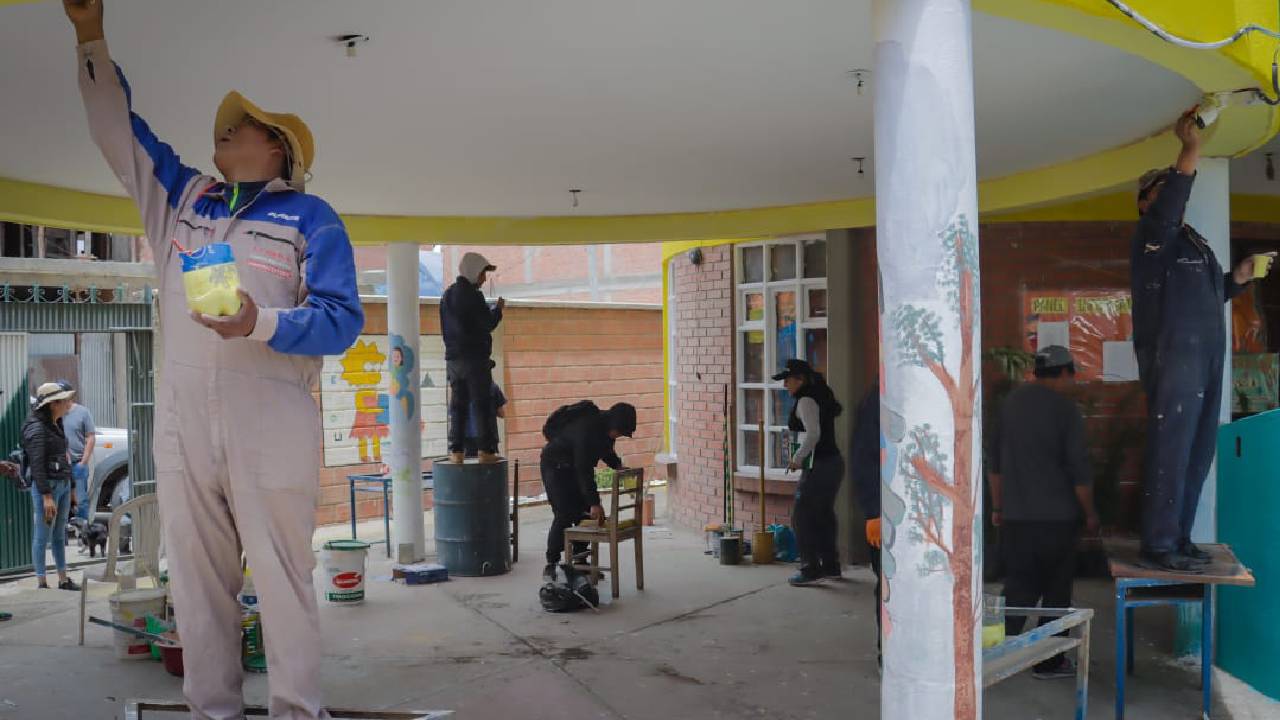 Cuadrilla de obreros intervienen con trabajos de mantenimiento la Unidad Educativa Villa Victoria