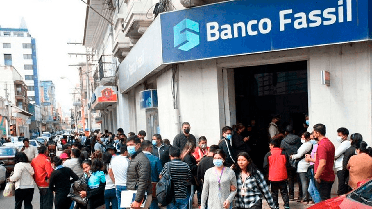 Extrabajadores del Banco Fassil piden una prórroga de seis meses para sus créditos