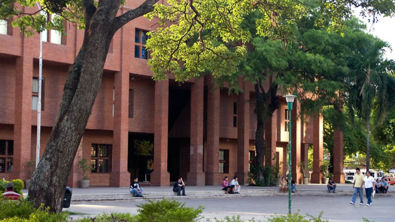 La Biblioteca Central de la capital cruceña se quedó sin luz por la falta de pagos en facturas