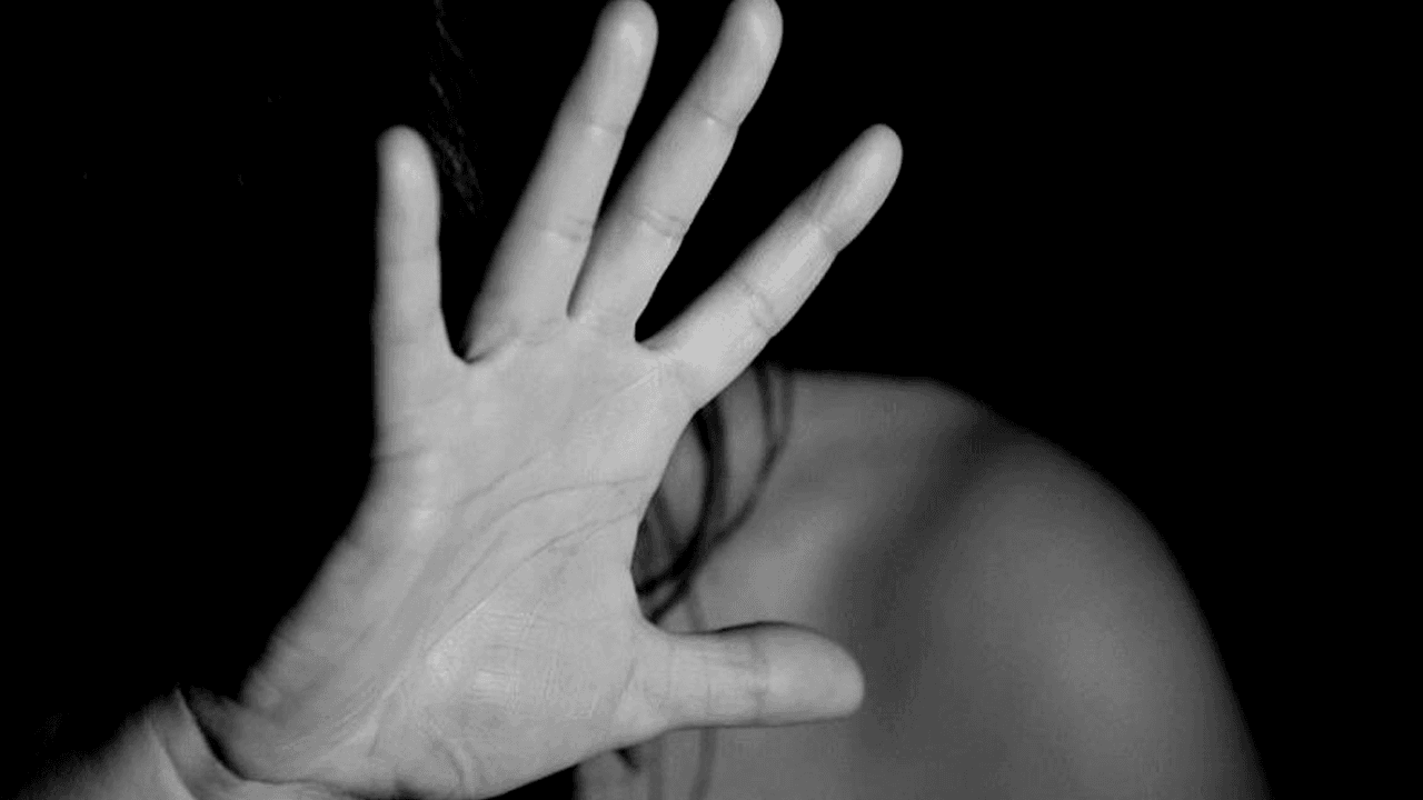 La golpeó hasta dejarla inconsciente con la intención de violarla