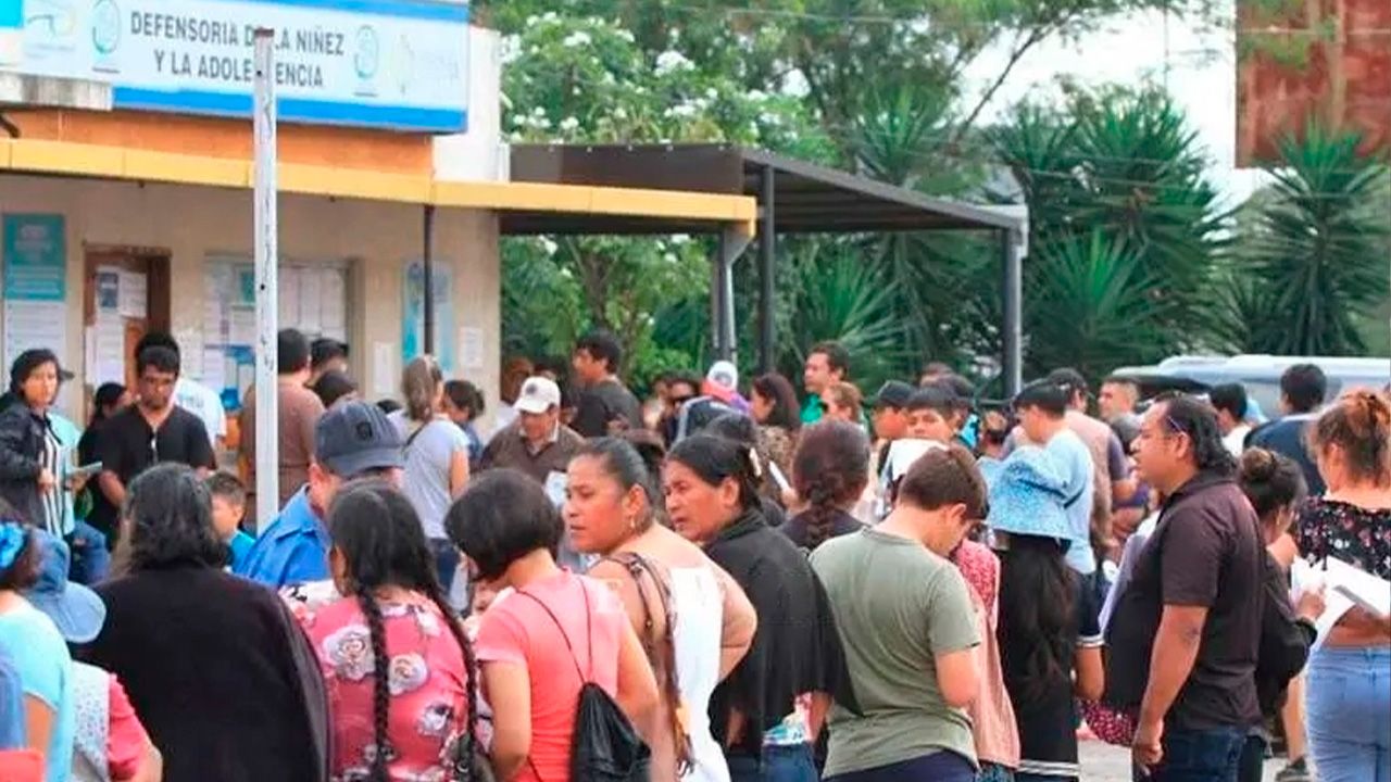 Padres se apresuran a tramitar permisos de viaje para menores antes de las vacaciones escolares