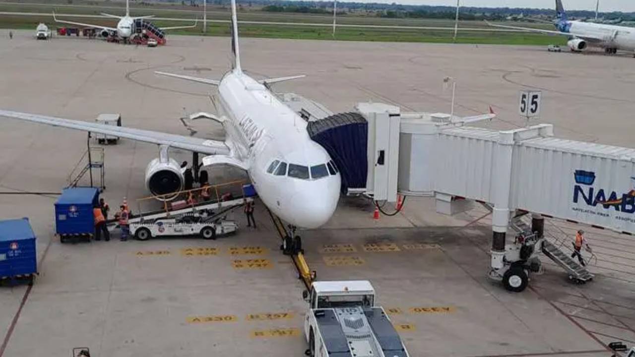 Aerolíneas lamentan que no pueden utilizar fondos ni 'remesar' sus utilidades en Bolivia, por falta de dólares