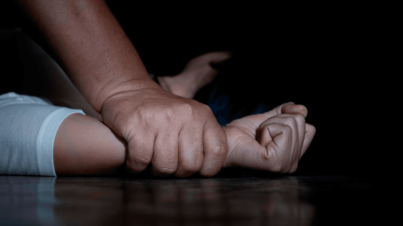 Psicólogo que abusó sexualmente de una joven discapacitada sigue libre