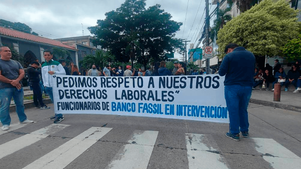 Extrabajadores de Fassil instalan vigilia en la ASFI para exigir salarios