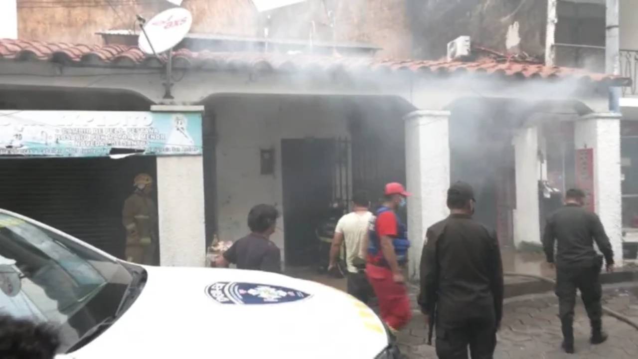 Incendio en el centro cruceño causa evacuación de familia y alarma entre vecinos