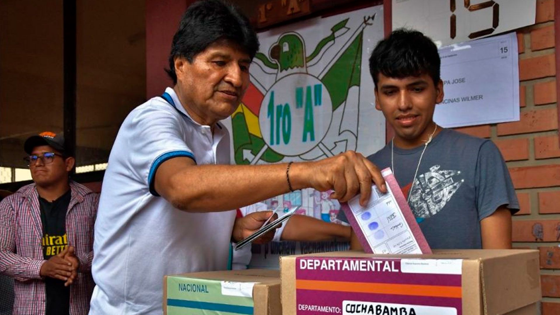 Evo se presenta a votar: "Asumo mi obligación, pero se trata de una elección inconstitucional"