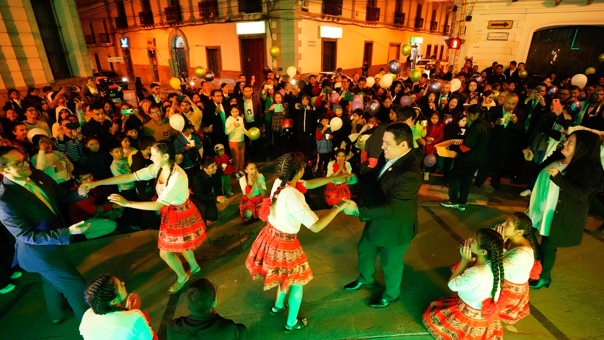 Fiscal General enciende luces navideñas para fortalecer lazos con la ciudadanía