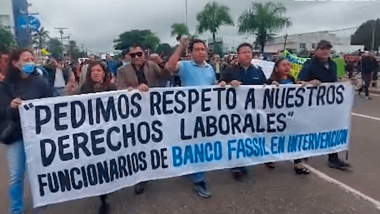 Trabajadores del banco Fassil marchan exigiendo el pago de sus salarios