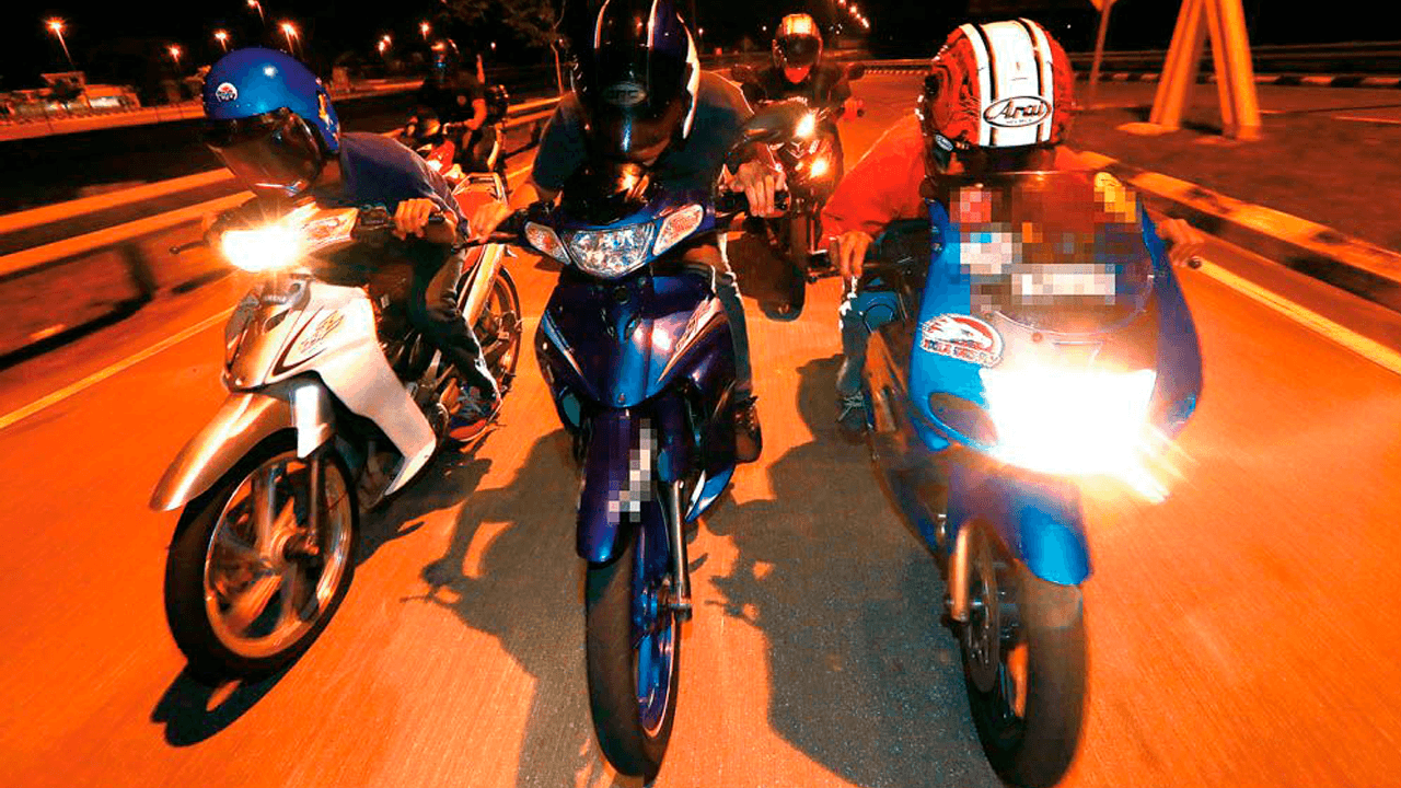 Carreras clandestinas de motocicletas en Santa Cruz