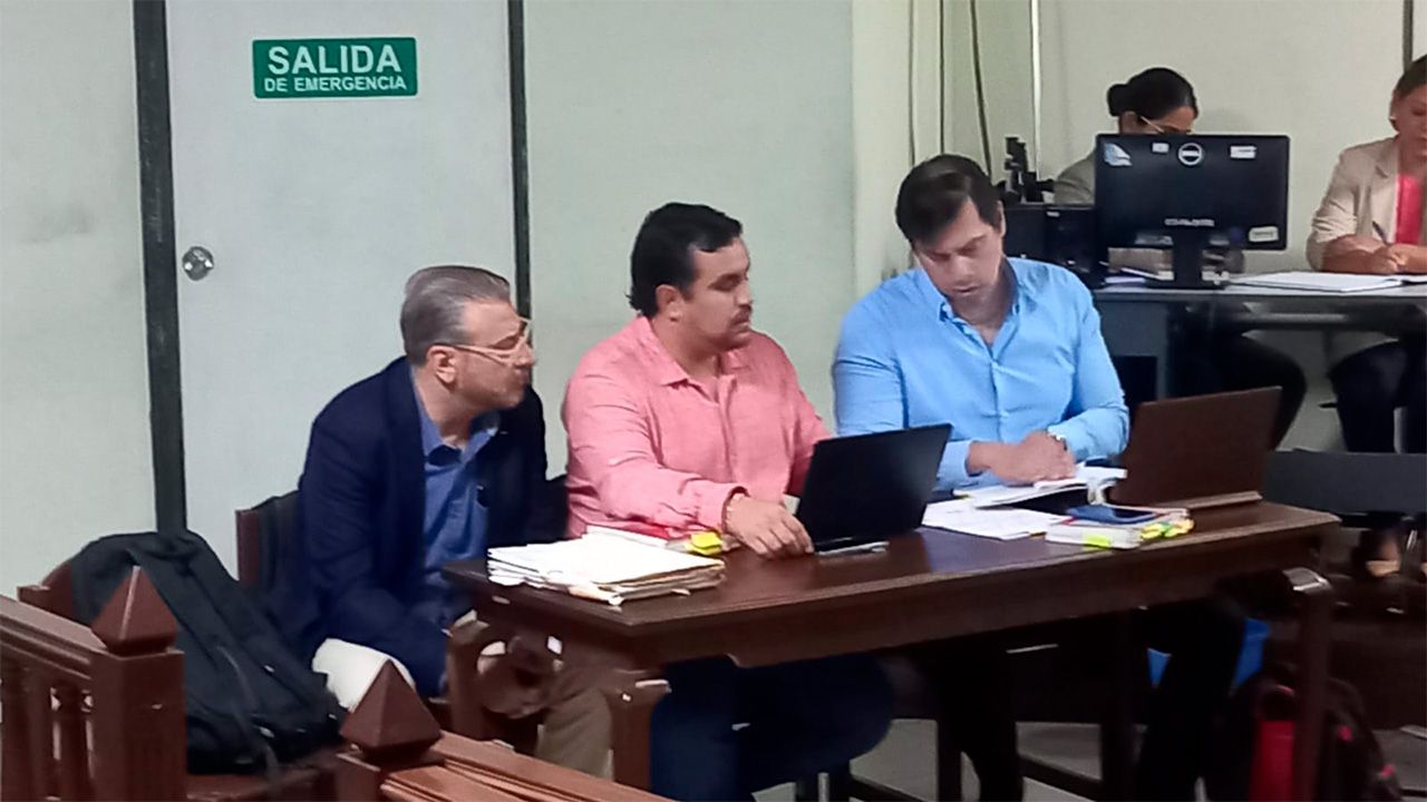 Expresidente Cívico Rómulo Calvo se presenta a Audiencia por el caso Wiphala