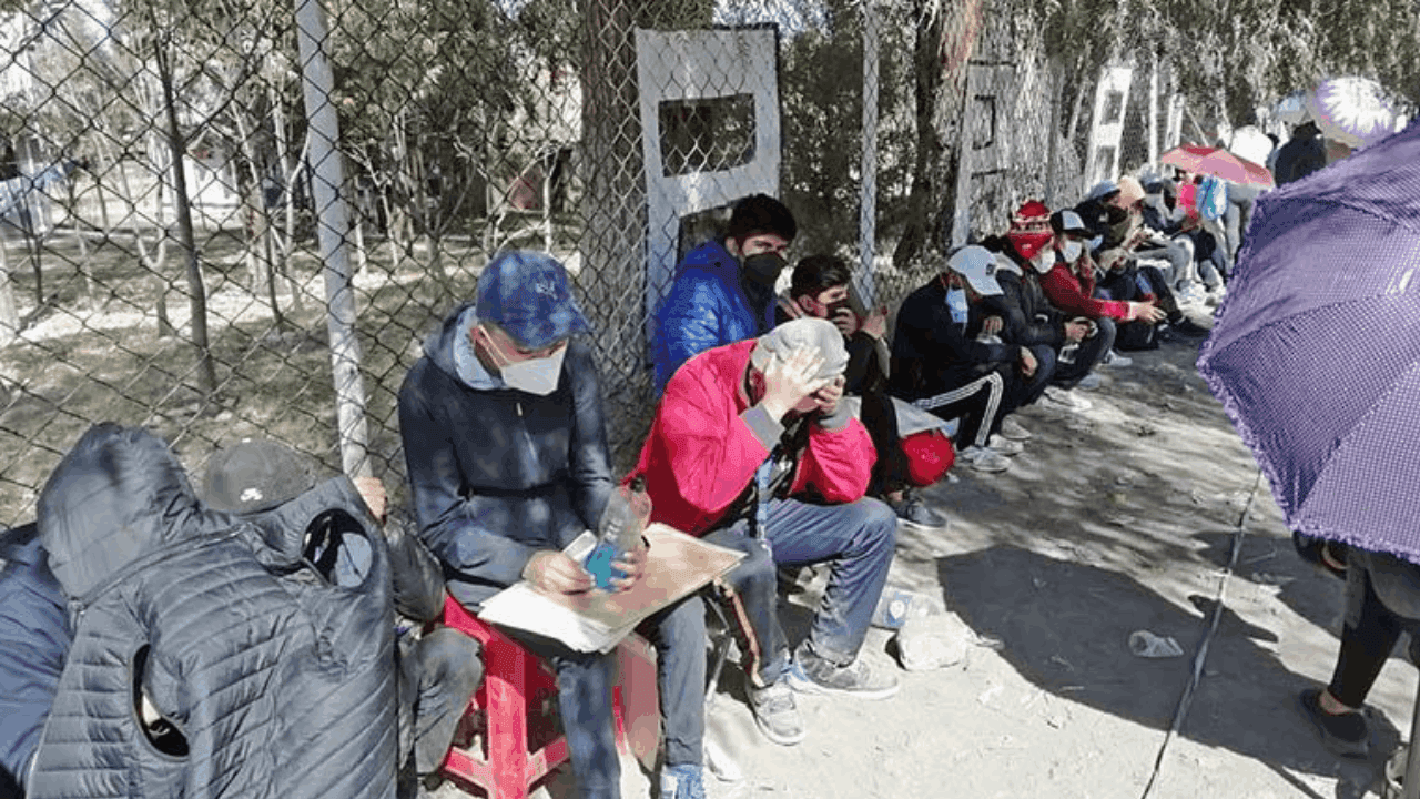 Largas filas en buscan de un cupo para registrarse en el servicio premilitar voluntario