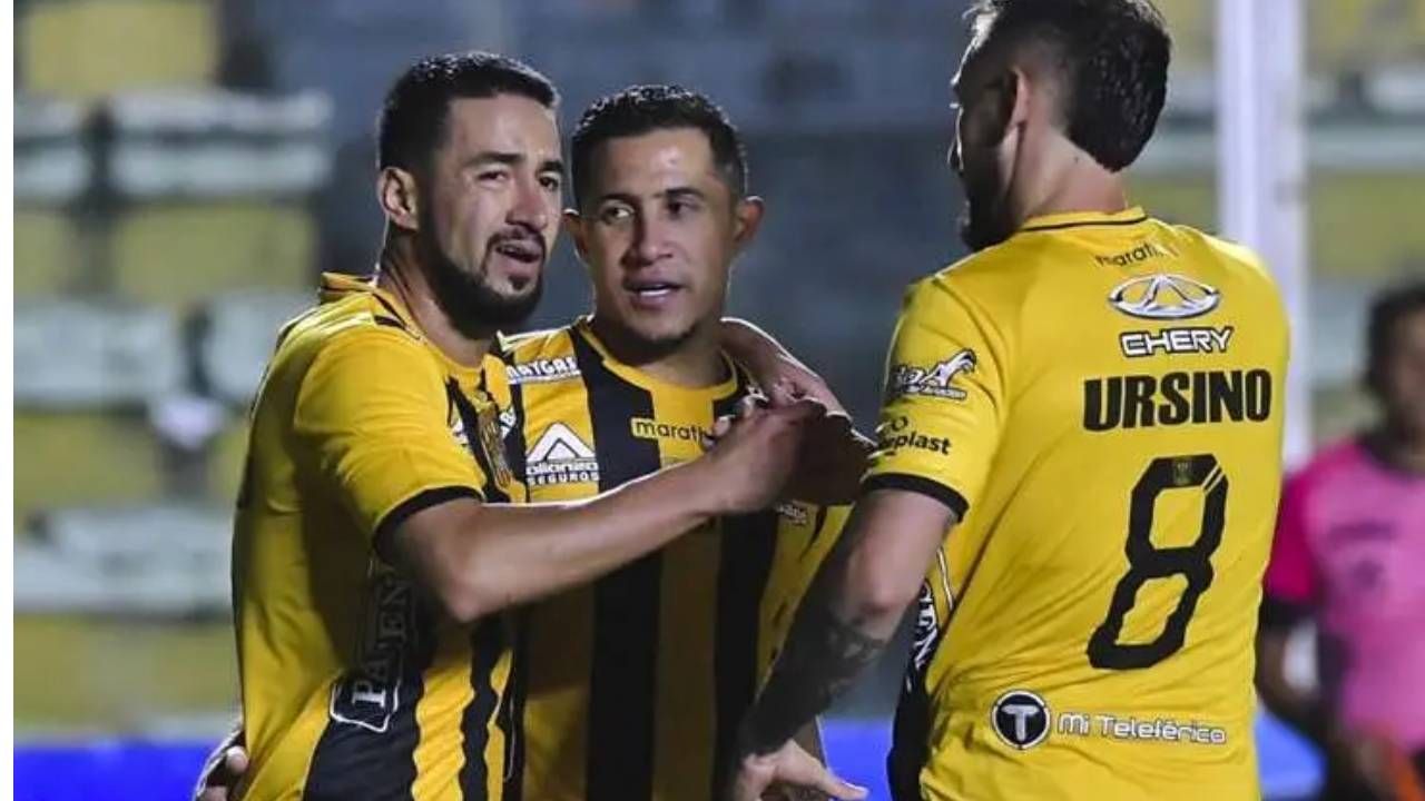 Hasta Año Nuevo, The Strongest espera definir su nuevo DT y sus refuerzos
