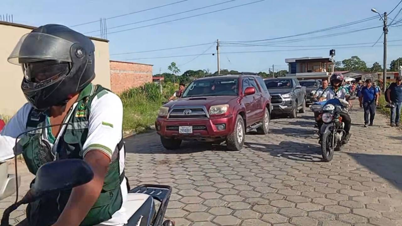 Evo Morales escoltado por fuerte contingente de seguridad sindical, en Chimoré
