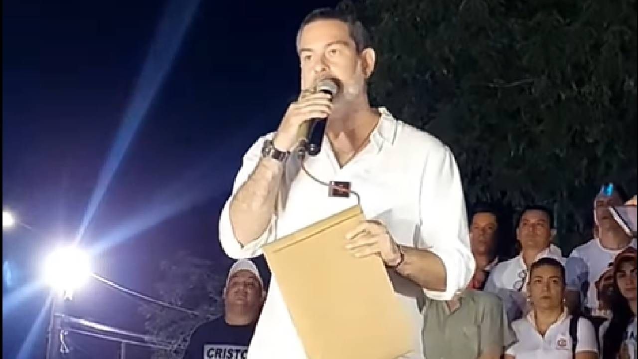 Zvonko Matkovic lee carta del Gobernador Camacho desde chonchocoro