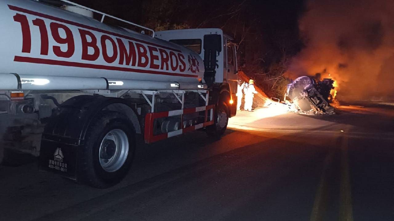 Incendio vehicular consume camión cisterna en abapo