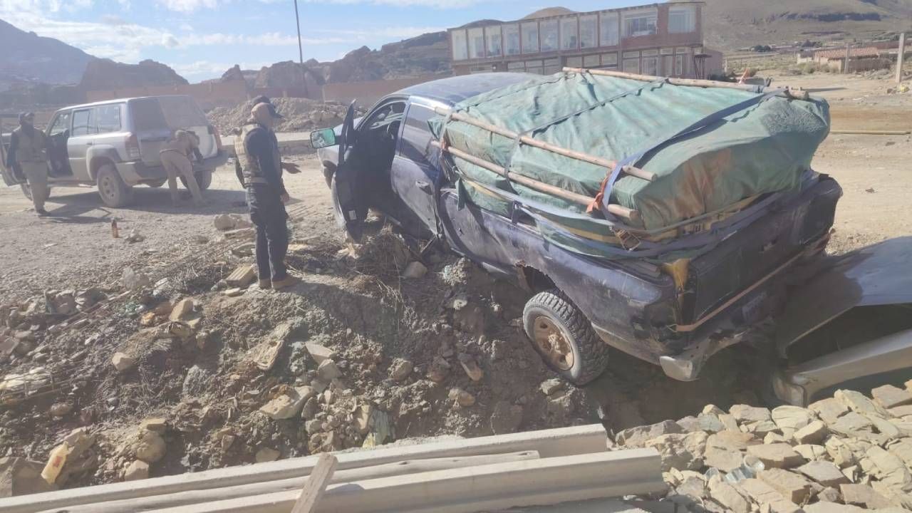 Lucha contra el contrabando comisaron rollos de tela con vehículos en La Paz además de Oruro