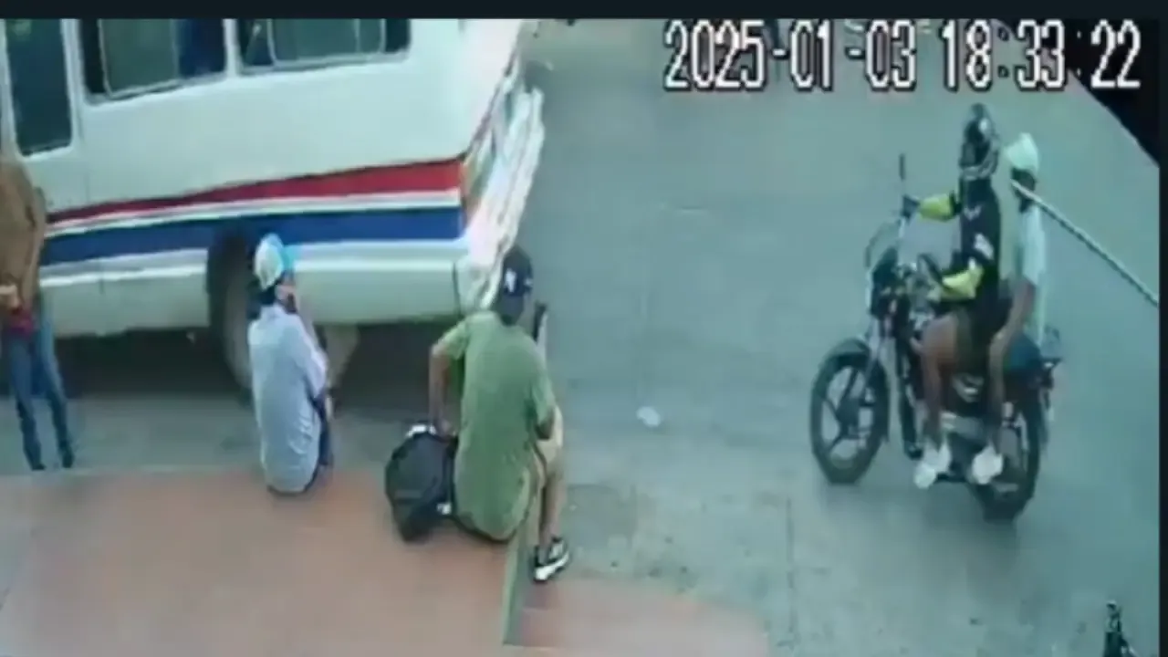  Robo en moto captado por cámara en Santa Cruz