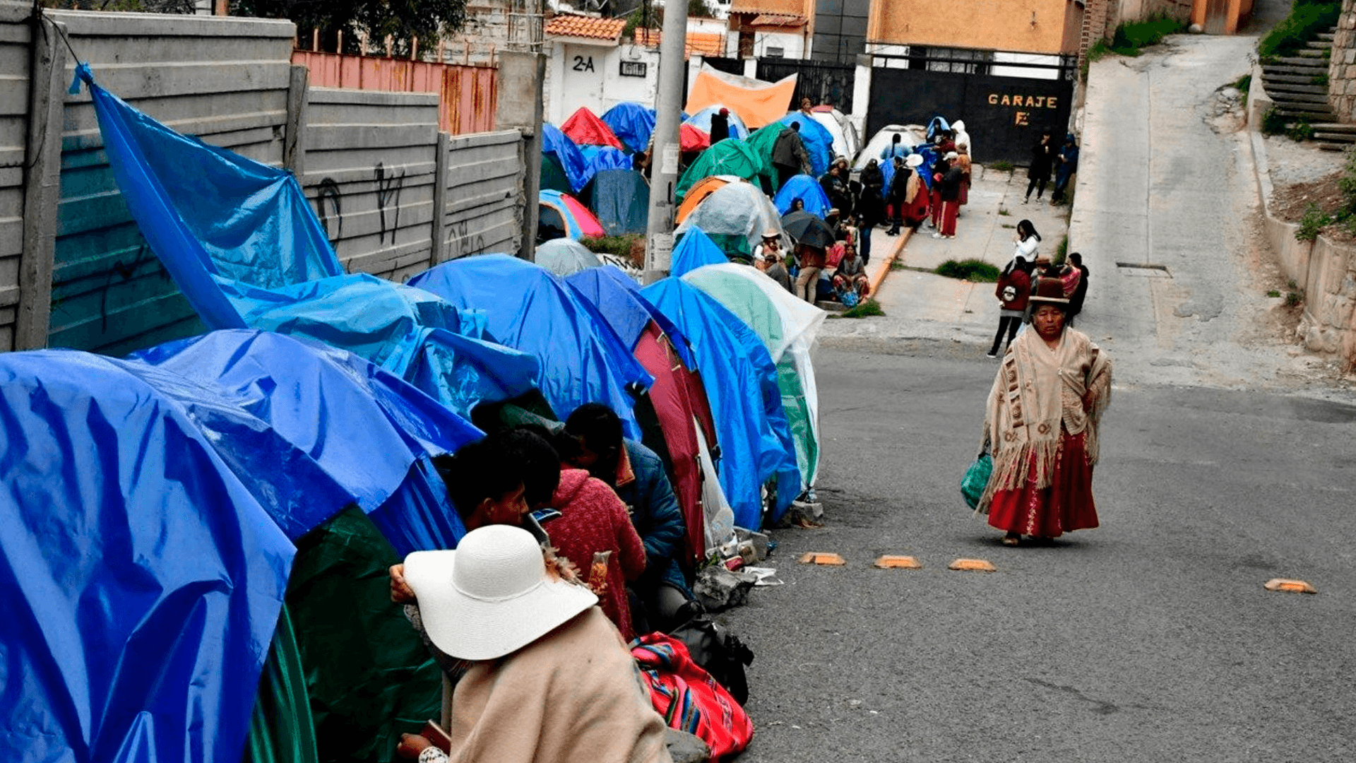 Por convocatoria de servicio militar, jóvenes acampan en carpas