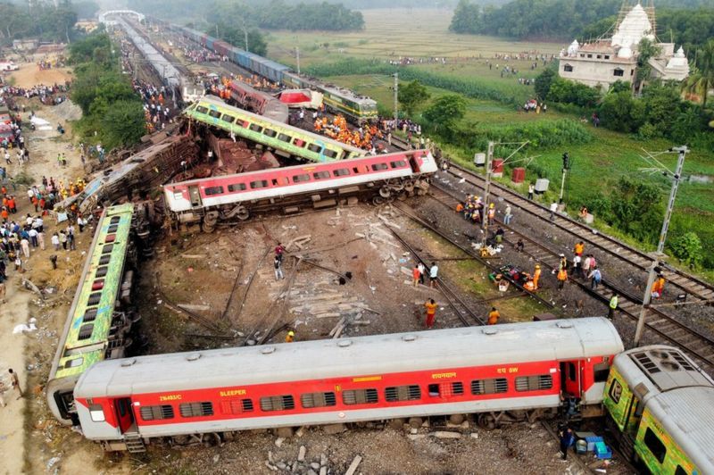 Asciende a 300 el número de muertos y más de mil heridos en la india