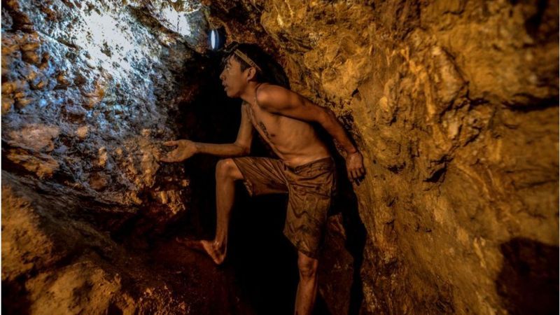 Colapso en una mina de oro deja 12 muertos 
