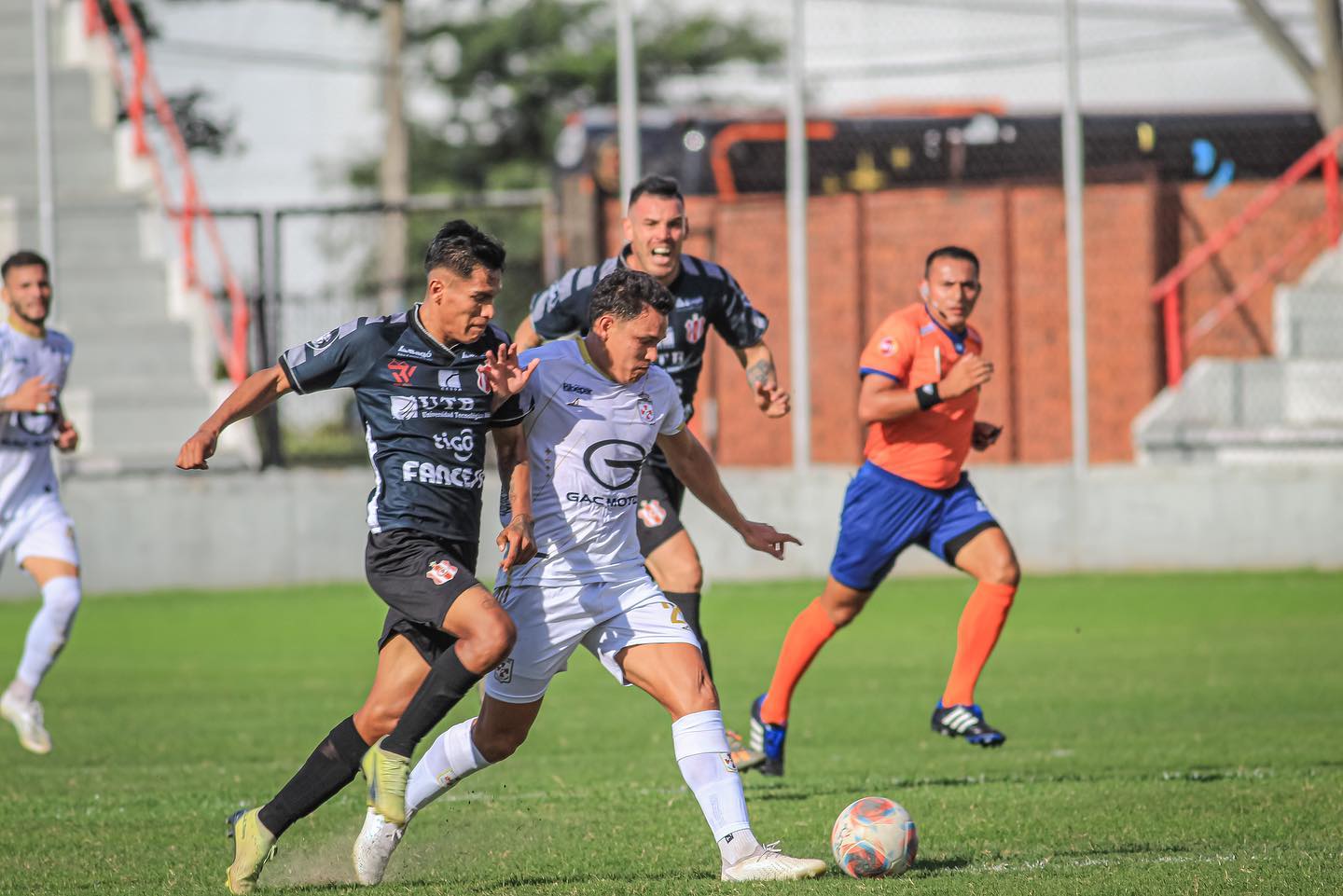 Real Santa Cruz ganó y se acerca a los líderes