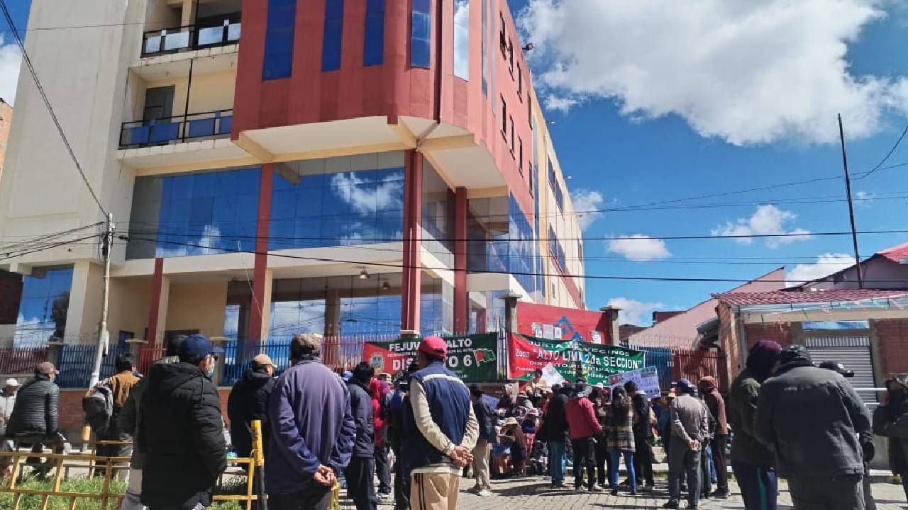 Protesta vecinal cierra subalcaldía del Distrito 6 y afecta a 22 urbanizaciones