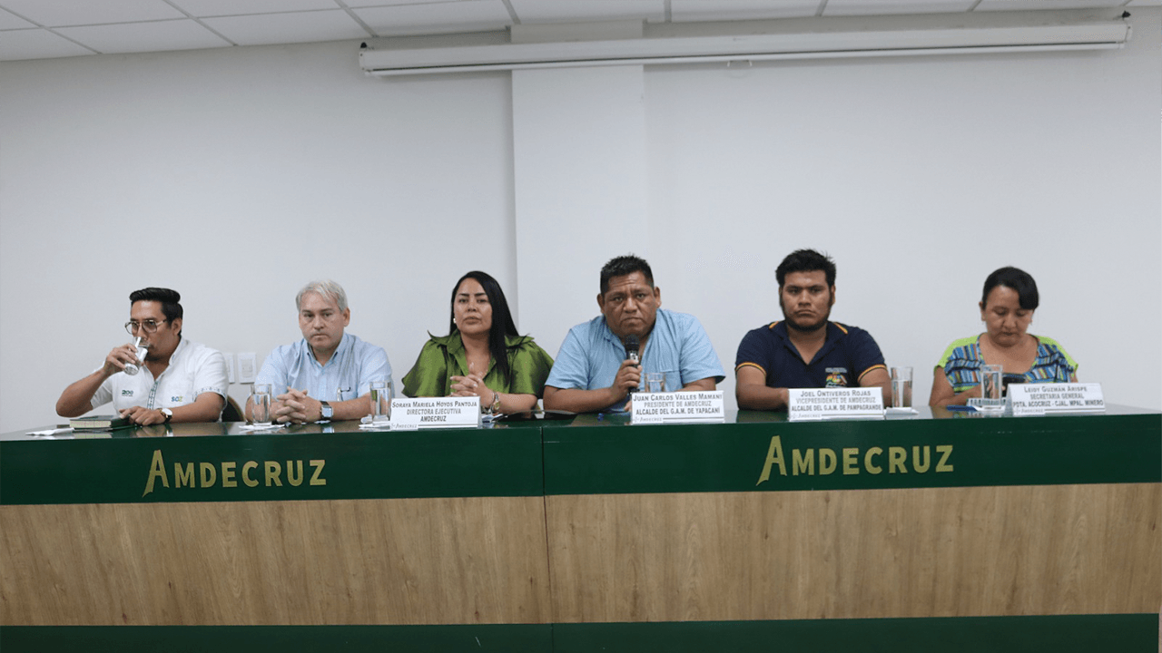 Alcaldes cruceños exigen soluciones inmediatas a la gobernación: foco en recursos escolares y regalías
