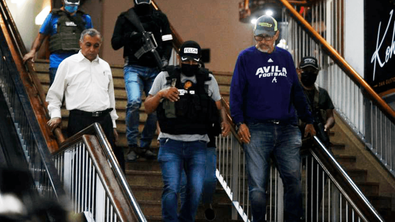 Caso narcovuelo: Dos personas aprehendidas en el aeropuerto Viru Viru